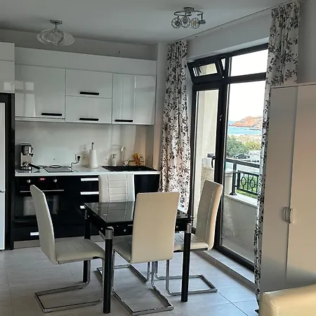 Green Life Seaview Elegance Apartment